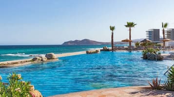 4 piscinas externas, funciona das 8h às 20h, barracas de cortesia
