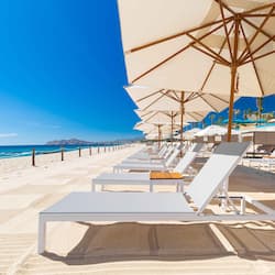 Sulla spiaggia, cabine da spiaggia gratuite, lettini da mare, ombrelloni