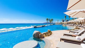4 piscinas al aire libre, camas de piscina gratis, sombrillas