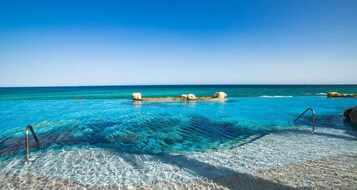 4 piscinas al aire libre, camas de piscina gratis, sombrillas