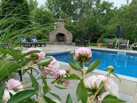 季节性开放的室外游泳池，08:00 至 20:00 开放，池畔遮阳伞，日光浴躺椅