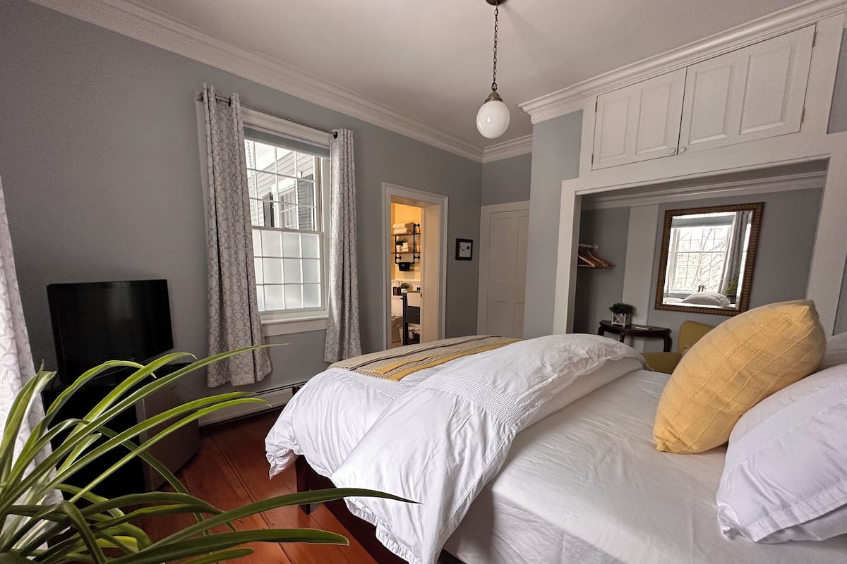 Basic Double Room, 1 Queen Bed, Garden View | Minibar, blackout drapes, free WiFi