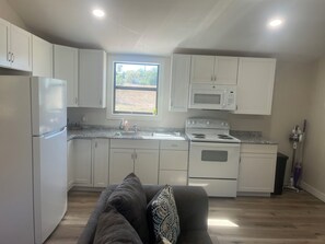 Microondas, horno y placa de cocina