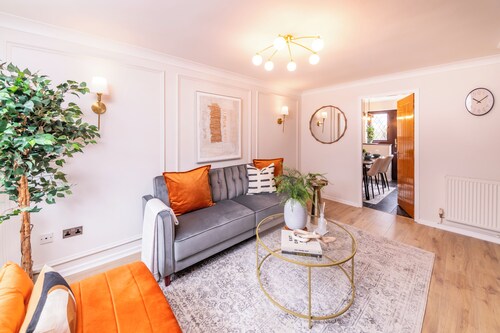 Central Birmingham Luxury 2 bed house up to 6 people. Parking & Garden Near NEC