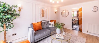 Central Birmingham Luxury 2 bed house up to 6 people. Parking & Garden Near NEC