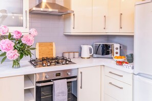 Een koelkast, een magnetron, een oven, een kookplaat