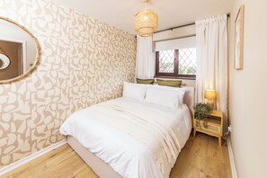 2 Schlafzimmer, Schreibtisch, Bügeleisen/Bügelbrett, Reisekinderbett