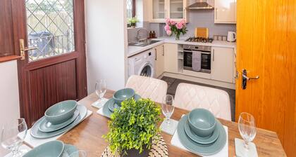 Central Birmingham Luxury 2 bed house up to 6 people. Parking & Garden Near NEC
