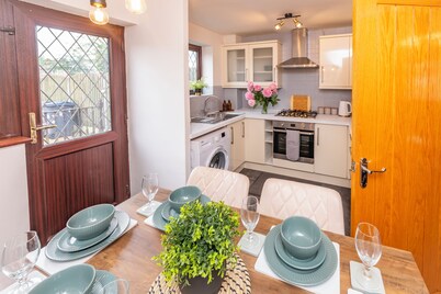 Central Birmingham Luxury 2 bed house up to 6 people. Parking & Garden Near NEC