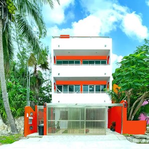 Exterior - Great Location Beach apartment  1 Bedroom, 1 bath, full kitchen, pool (Cancún)