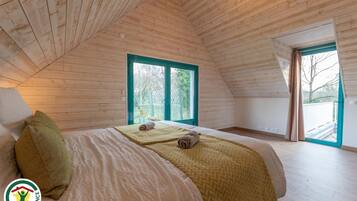 Iron/ironing board, travel crib, free WiFi, bed sheets