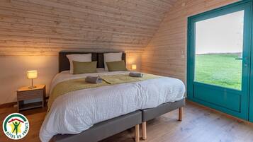 Een strijkplank/strijkijzer, reisbedje, gratis wifi, beddengoed