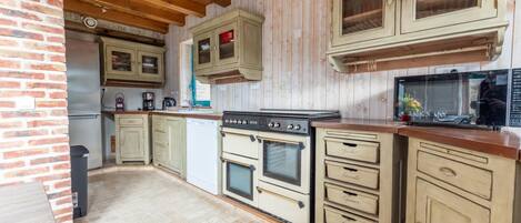 Microwave, oven, dishwasher, coffee/tea maker