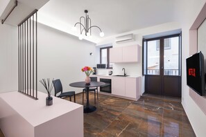 Fridge, microwave, oven, electric kettle - At Giulia's house - Elegant loft in the historic center, near central station (Palermo)