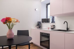 Frigorifero, microonde, forno, bollitore elettrico