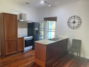 Private kitchen - Country Getaway unwind watch the cows or enjoy local sights and wineries (Booral)