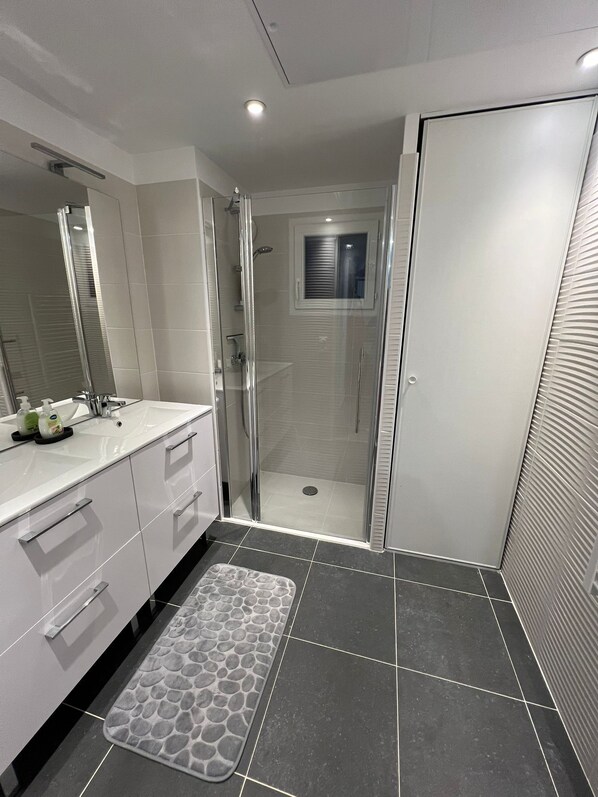 Bruser, hårtørrer, håndklæder, Sæbe