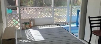 Charming 3-bedroom house, 2 min walk to Cocoa Beach and walkable amenities 