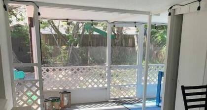 Charming 3-bedroom house, 2 min walk to Cocoa Beach and walkable amenities