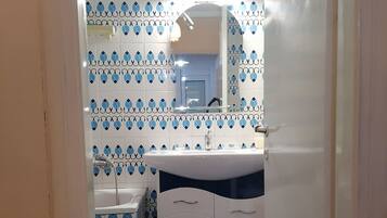 Toallas, jabón y papel higiénico