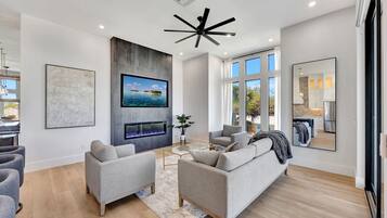 Smart TV, fireplace