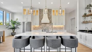 Køleskab, mikrobølgeovn, ovn, kogeplade