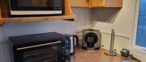 Kühlschrank, Mikrowelle, Ofen, Wasserkocher mit Kaffee-/Teezubehör