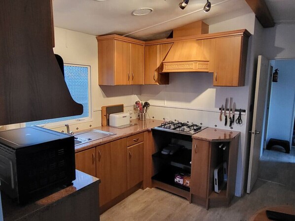 Fridge, microwave, oven, coffee/tea maker