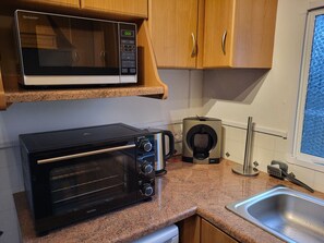 Kühlschrank, Mikrowelle, Ofen, Wasserkocher mit Kaffee-/Teezubehör