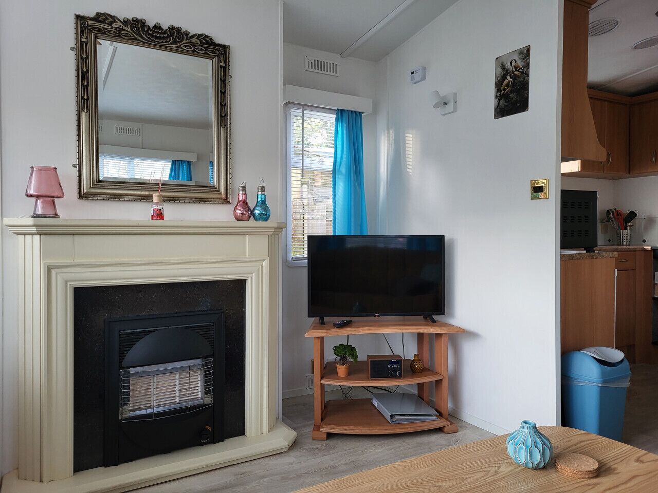 Een televisie en een stereo