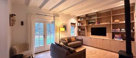 Een open haard en boeken