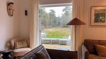 Een open haard en boeken