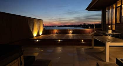 Penthouse with Jacuzzi and Sauna on the waterfront