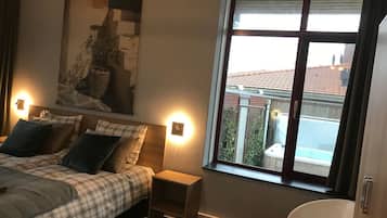 Een bureau, een strijkplank/strijkijzer, wifi, beddengoed