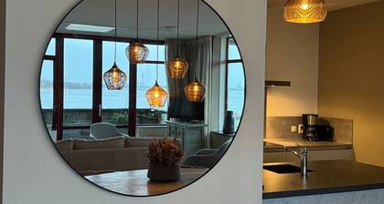 Penthouse met Jacuzzi en Sauna aan het water