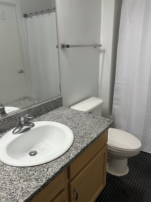 Hair dryer, towels, toilet paper - Fully equipped 1-bedroom, pool, gym & parking in Clarendon, Arlington  (Arlington)
