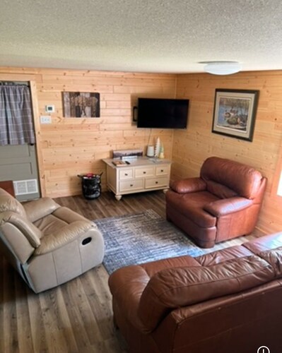 Cozy 2-bedroom cabin near endless trails. Family and pet friendly. Fire pit & AC