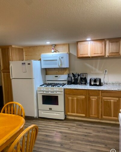 Cozy 2-bedroom cabin near endless trails. Family and pet friendly. Fire pit & AC