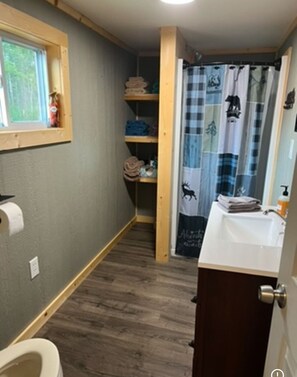 Douche, sĂšche-cheveux, serviettes fournies, savon