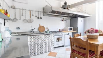 Fridge, stovetop, dishwasher