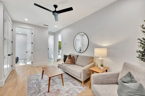 Smart TV - New Downtown Gem #1 w/Fenced Yard & Grill- Main St (Dunedin)