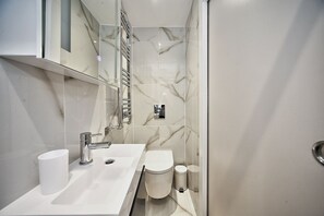 Shower, towels, soap, toilet paper - The Falcons Nest Luton Airport (Luton)