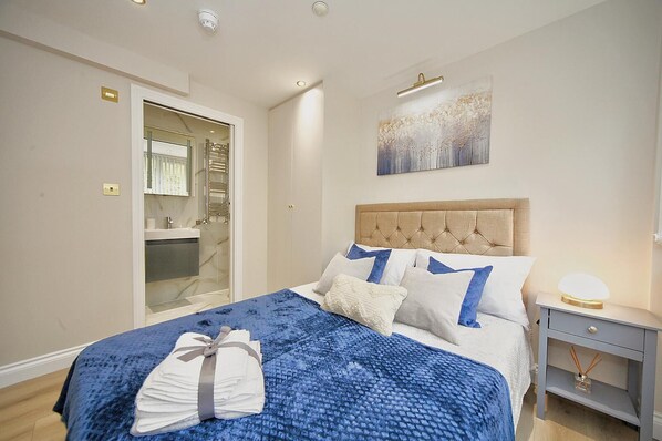 4 bedrooms, WiFi, bed sheets - The Falcons Nest Luton Airport (Luton)