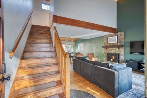 Una televisión, una chimenea, videojuegos, una oficina