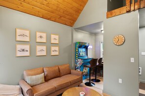 Fernseher, Kamin, Videospiele, Arbeitsbereiche