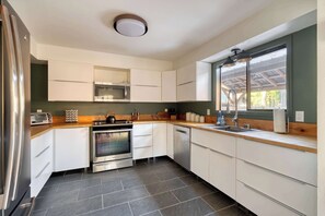 冷蔵庫、電子レンジ、オーブン、コンロ