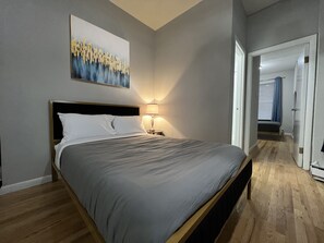 1 dormitorio, tabla de planchar con plancha, wifi y ropa de cama