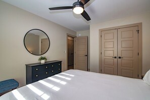 3 habitaciones, escritorio, wifi gratis y ropa de cama