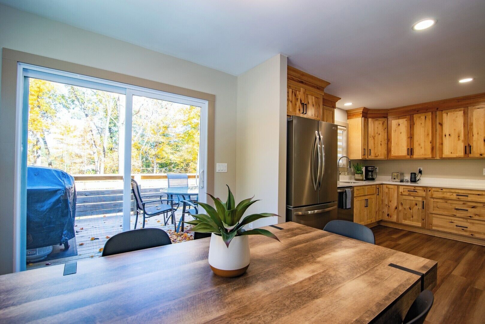 Réfrigérateur, four à micro-ondes, un four, surface de cuisson