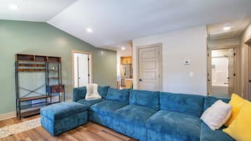 Een smart-tv en een open haard